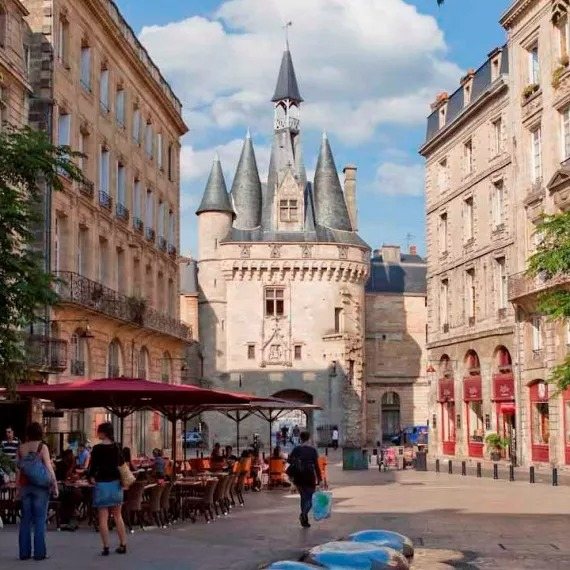 Porte Cailhau in Bordeaux, near the psychology office location.